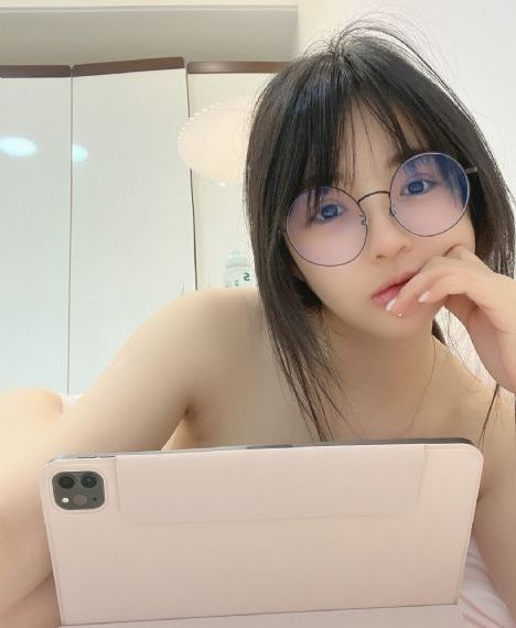 国产午夜久久青草网站-精彩花絮完整版观看